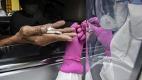 Sementara biasanya rapid test digunakan sebagai alat ukur pertama sebelum lanjut ke test swab atau PCR. ANTARA FOTO/Muhammad Adimaja.