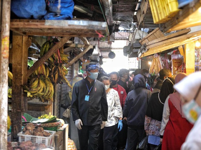 Warga Kota Bandung masih tak mengenakan masker saat ke pasar