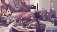 Burger dengan kentang goreng dan minuman bersoda jadi salah satu menu makanan yang paling digemari Ayah dua anak ini. Foto: Instagram @rain_oppa