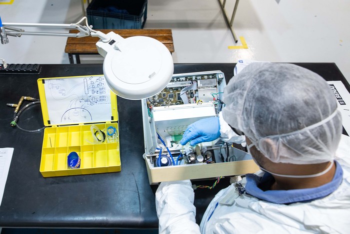 Teknisi General Motor Perbaiki Ventilator Rusak di RS Brasil Di tengah wabah Corona, banyak ventilator udara di RS Brasil rusak dan tidak dapat digunakan. General Motors (GM) pun mengirimkan teknisi untuk memperbaikinya.