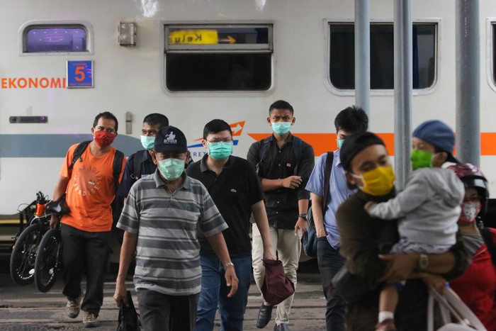 Pemerintah telah resmi melarang mudik mulai hari Jumat (24 April 2020). Transportasi penerbangan, kereta api, hingga jalan Tol Jakarta-Cikampek pun ditutup.