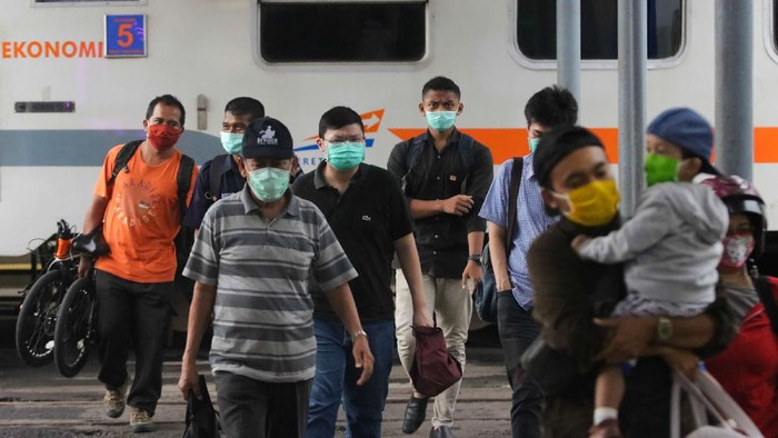 Pemerintah telah resmi melarang mudik mulai hari Jumat (24 April 2020). Transportasi penerbangan, kereta api, hingga jalan Tol Jakarta-Cikampek pun ditutup.