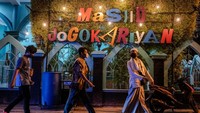 Pemberlakuan pembatasan sosial  bakal semakin memberatkan ekonomi usaha warga. Harus dipastikan bantuan sosial bagi warga terdampak benar-benar tersalurkan dan tepat sasaran terutama saat Ramadhan saat ini.  Ulet Ifansasti/Getty Images.