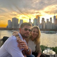 Chris Hemsworth harus menyekolahkan ketiga anaknya di rumah, sejak sekolah ditutup sebulan lalu akibat virus Corona. Ia mengaku pengalaman mengajar anak di rumah sangat sulit. Aku berusaha tapi gagal total. Harus negosiasi selama 4-5 jam tapi waktu yang benar-benar belajar cuma 20 menit, tutur Chris kepada Jimmy Kimmel. Foto: Instagram