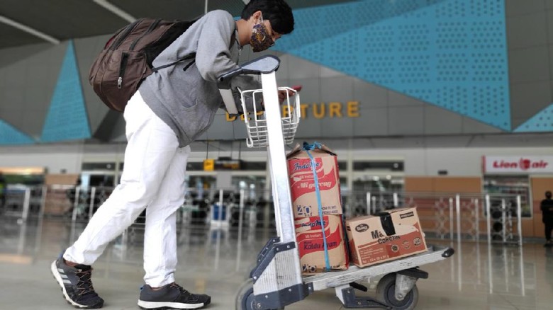 Penumpang di Bandara Hasanuddin Makassar, ilustrasi bandara, bandara, penerbangan Penumpang di Bandara Hasanuddin Makassar, ilustrasi bandara, bandara, penerbangan
