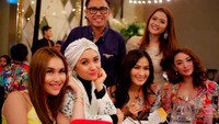 Hadiri jamuan makan, begini pose kompak Zaskia bersama Ayu Ting Ting, Vega Darwanti, sampai Eko Patrio. Foto: Instagram