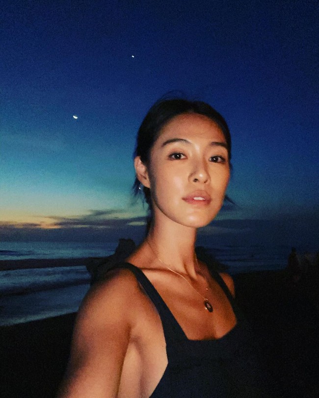 Mantan idol K-pop Kahi dilaporkan polisi setelah dituding melanggar aturan karantina diri ketika Korea tengah mengalami krisis pandemi Corona. Pelaporan itu didasarkan pada beredarnya foto Kahi di tengah pegunungan, seminggu setelah tiba di Korea pada 14 April. Foto: dok. Instagram @kahi_korea