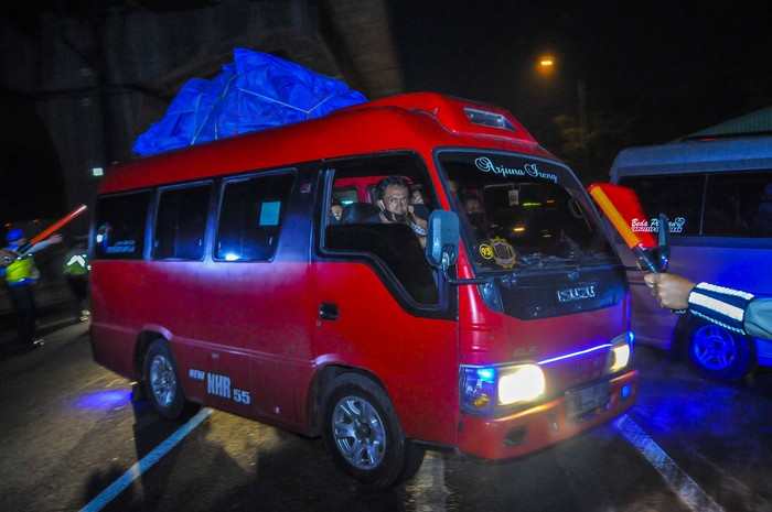 Pemerintah telah resmi melarang mudik mulai hari Jumat (24 April 2020). Transportasi penerbangan, kereta api, hingga jalan Tol Jakarta-Cikampek pun ditutup.