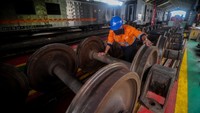 PT Kereta Api Indonesia (Persero) membatalkan seluruh perjalanan Kereta Api Jarak Jauh dari dan menuju Jakarta dan Bandung mulai Jumat (24/4) guna menindaklanjuti keputusan pemerintah atas larangan mudik Lebaran 2020. ANTARA FOTO/Raisan Al Farisi.