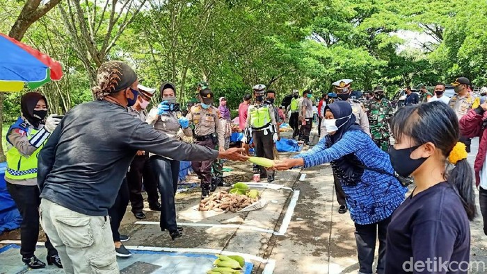 Polisi di Pekanbaru Atur Pasar Tradisional Sesuai Skema Physical Distancing