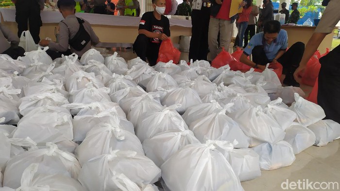 Forkopimda Cianjur membagikan ribuan paket makanan setiap hari selama Ramadhan