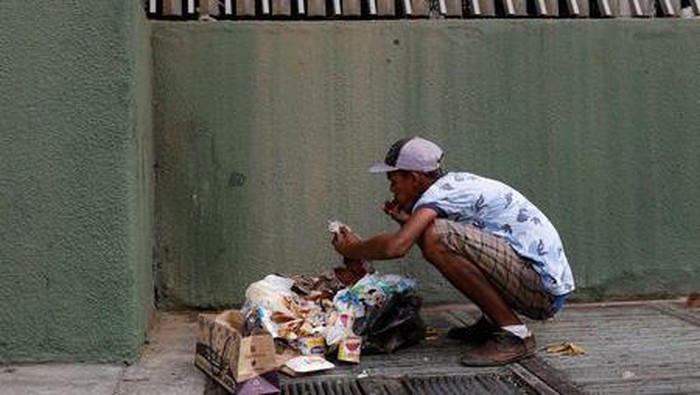 Kisah mengais makanan di jalanan
