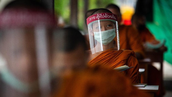 Tetap Masuk Sekolah, Biksu Muda di Thailand Pakai Masker Anti Corona Pada masa pandemi COVID-19 sejumlah sekolah di belahan dunia banyak merubah metode belajarnya seperti belajar di rumah, namun tidak di Thailand ini.