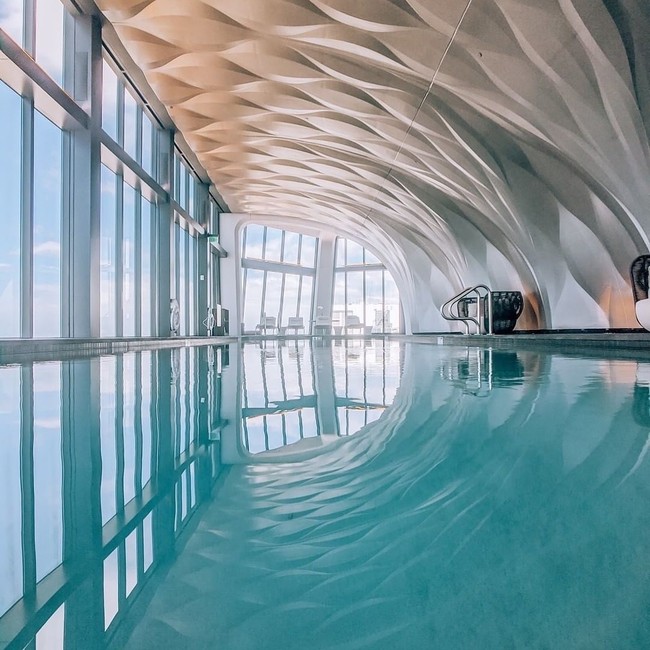 Area kolam renang dengan pemandangan kota Miami yang memukau. (Foto: Instagram)