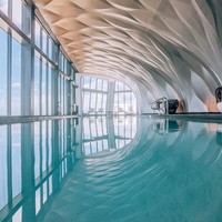 Area kolam renang dengan pemandangan kota Miami yang memukau. (Foto: Instagram)