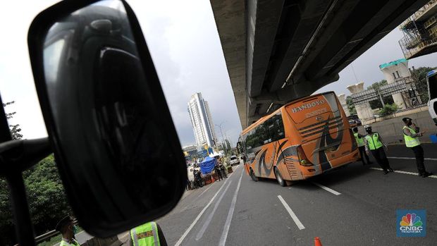 Pengecekan Jalur Akses Cikarang Barat, Akses transportasi mobil pribadi dan bus angkutan penumpang dari tol Jakarta Cikampek menuju Karawang ditutup mulai Jumat (24/4/2020) jam 00.00 WIB. (CNBC Indonesia/Andrean Kristianto)