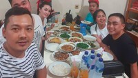 “Sikaaaaaattt gankkkk,” tulis Zaskia di keterangan foto. Wah, ia dan teman-temannya pesta dengan banyak lauk nih! Foto: Instagram
