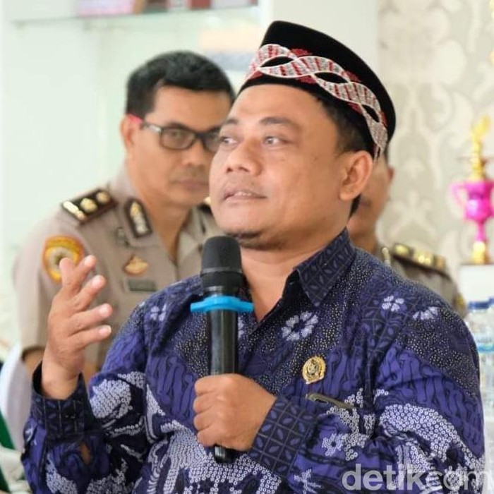 Sejumlah pihak menilai, penerapan pembatasan sosial berskala besar (PSBB) di Surabaya Raya telat karena kasus positif Corona sudah mencapai ratusan. Namun seorang sosiolog membantahnya.