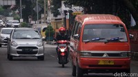 Jalan Gandawijaya menjadi ruas jalan dengan aktivitas terpadat lantaran sepanjang jalan tersebut berjejer ruko dan menjadi pusat perbelanjaan di Kota Cimahi.