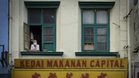 Orang-orang diimbau tetap di rumah untuk memutus rantai penularan. Beberapa wilayah dengan banyak kasus virus Corona ada di bawah MCO yang ditingkatkan, yang membatasi pergerakan warga.