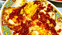 Sederhana tapi nikmat! Netizen ini memadukan telur ceplok dengan sambal goreng yang melumuri permukaannya. Foto: Instagram kuliner_bandung