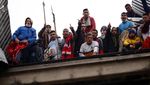 Takut Corona, Napi di Argentina Bakar Kasur hingga Panjat Atap