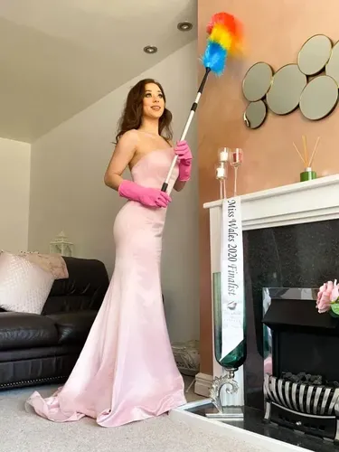 Kontes kecantikan Miss Wales batal, finalisnya pakai gaun malam di rumah