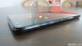 Di sisi kiri ada slot untuk SIM Card dan tombol pengaturan volume. Oppo Reno3 Pro dijual dengan harga Rp 8,999 juta. (Fitraya Ramadhanny/detikcom)