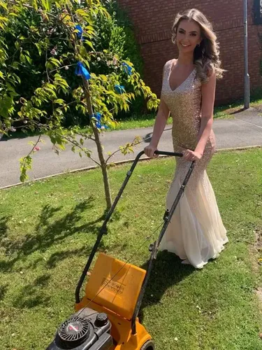 Kontes kecantikan Miss Wales batal, finalisnya pakai gaun malam di rumah