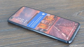 Oppo Reno3 Pro jadi smartphone terbaru besutan Oppo. Layarnya AMOLED dengan bentang 6,4 inch dan aspect ratio 20:9 serta resolusi Full HD+ dan terlindungi Gorilla Glass 5. (Fitraya Ramadhanny/detikcom)