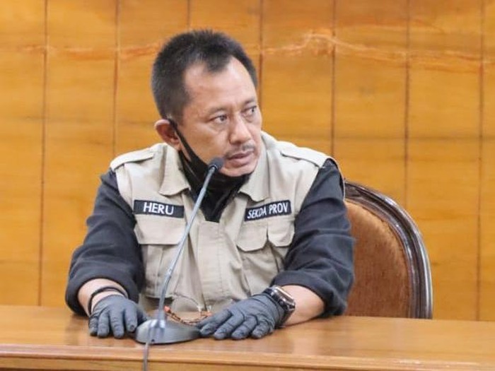 Sekdaprov Heru Tjahjono usai memimpin rapat pematangan sosialisasi PSBB Surabaya Raya