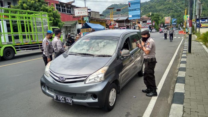 Polisi menghalau kendaraan asal luar daerah yang masuk ke wilayah DIY, Sabtu (25/4/2020).