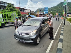 Polisi Halau Kendaraan Pemudik dari Zona Merah Masuk DIY