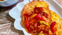 Telur ceplok juga enak lho disirami bumbu asam manis. Tambahan cabai rawit cocok untuk kamu yang suka pedas. Foto: Instagram dapur_mks