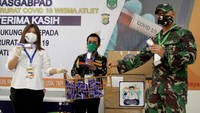 Aice Group bersama GP Ansor mendistribusikan sumbangan Alat Perlindungan Diri (APD) yang terdiri dari Baju Hazmat, Kacamata Goggle, Masker Medis, dan Alat Pengukur Suhu Tubuh (Thermo-Gun), selain itu Aice juga menyumbangkan tak kurang dari 500.000 es krim ke kalangan medis di berbagai rumah sakit dan instalasi medis, dimana salah satunya adalah RS Darurat Wisma Atlet pada hari ini. Foto: dok. GP Ansor
