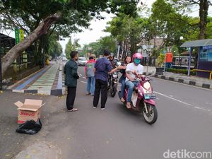 Tak Gelar Bukber, Pengurus Masjid Agung Ciamis Bagikan Takjil