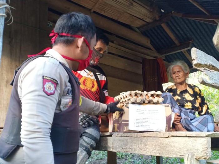Polsek Bastem salurkan bantuan sembako ke masyarakat terpencil (dok. Istimewa)