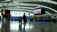 Sepinya Bandara Heathrow di London.