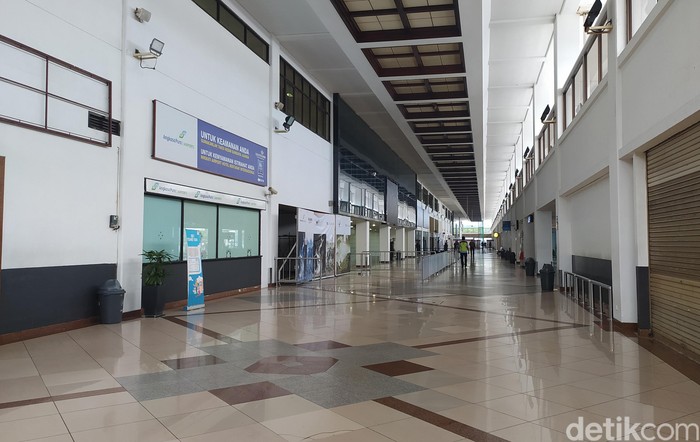 Ditutup, Begini Penampakan Kosongnya Bandara Juanda Seluruh penerbangan domestik di Bandara Internasional Juanda ditutup mulai hari ini, Sabtu (25/4). Penutupan penerbangan berlaku hingga 1 Juni mendatang.