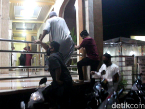Warga Nekat Tarawih, Listrik Masjid di Parepare Diduga Diputus