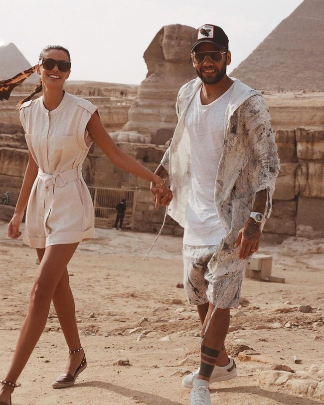 Inilah potret kemesraan model cantik Joana Sanz dengan pemain bola Dani Alves. Keduanya kini hidup bahagia dalam pernikahan yang telah dibangun sejak 2017.  Foto: dok. Instagram