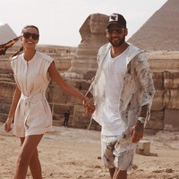 Inilah potret kemesraan model cantik Joana Sanz dengan pemain bola Dani Alves. Keduanya kini hidup bahagia dalam pernikahan yang telah dibangun sejak 2017.  Foto: dok. Instagram