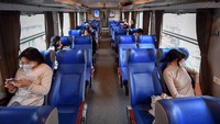 Namun, operator stasiun masih menerapkan praktik physical distancing.