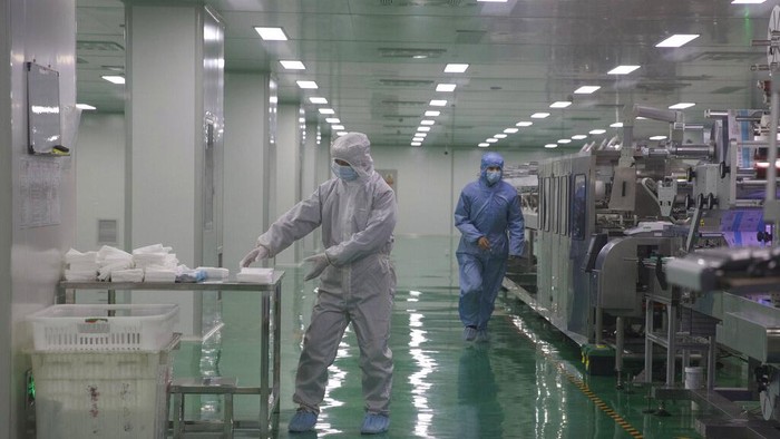 Seorang pakar kesehatan China menyebut vaksin virus Corona mungkin bisa tersedia untuk penggunaan darurat mulai September dan untuk publik mulai awal tahun depan.