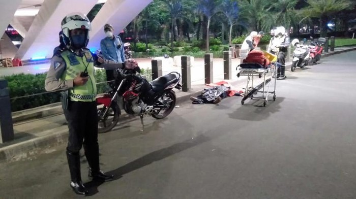Pemotor mengalami kecelakaan di kolong Semanggi, akibatnya, korban meninggal dunia di lokasi kejadian.
