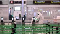 Tampak petugas dengan APD lengkap sedang melakukan bersih-bersih di setiap sudut Bandara Josep Tarradellas Barcelona El Prat Airport di Barcelona yang kosong.