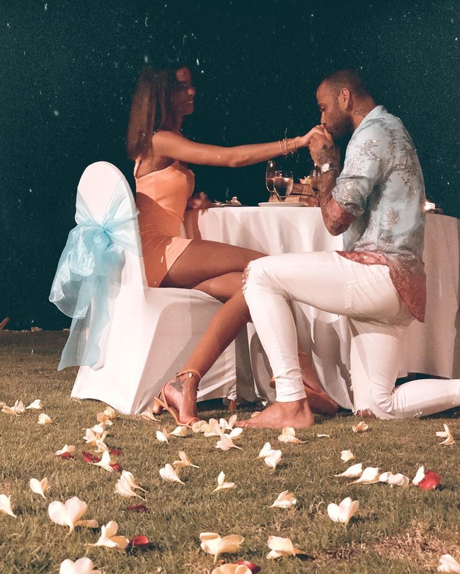 Inilah kemesraan pasangan Joana dan Dani. Mereka melakukan makan malam romantis saat berlibur di Jimbaran, Bali.  Foto: dok. Instagram