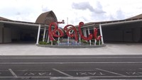 Kawasan Terminal Domestik Bandara Internasional I Gusti Ngurah Rai di Badung, Bali, Sabtu (25/4/2020) juga terlihat lengang. ANTARA FOTO/Fikri Yusuf.