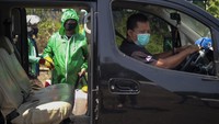 Terdapat tiga jenis layanan yang diberikan secara drive thru dalam ‘Posko Aman Bersama Gojek’; pembagian healthy kit, pengecekan suhu tubuh, dan penyemprotan cairan disinfektan untuk sanitasi kendaraan.  
