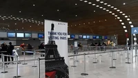 Bandara Charles de Gaulle di Prancis juga kosong.